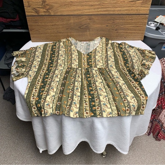 Andree by Unit medium green floral deep arm hole top super cute - Picture 7 of 7